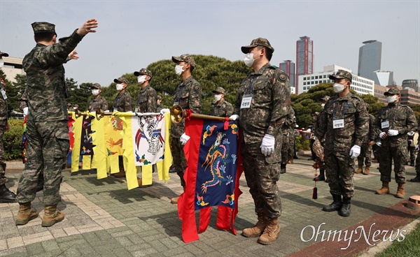 대통령 취임식을 12일 앞둔 28일 서울 여의도 국회 경내에서 국방부 소속 의장대가 취임식과 관련해 예행연습을 하고 있다.
