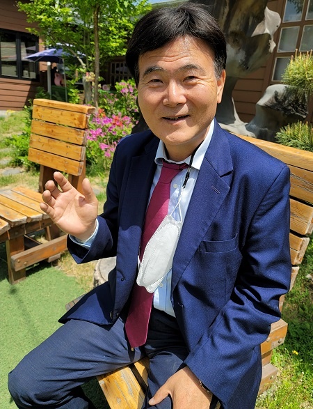 김철수 강원지방변호사회 회장이 26일 오후 춘천의 한 식당 정원에서 인터뷰에 응했다.