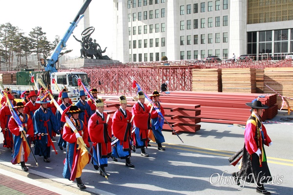 2008년 2월 12일, 17대 대통령 취임식을 앞두고 군악대가 국회의사당 경내에서 예행연습을 하고 있다. 
