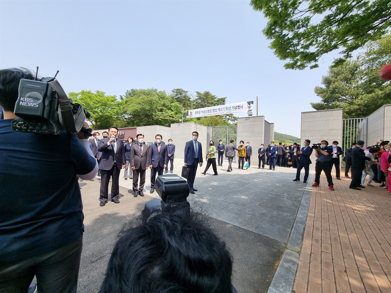 윤석열 당선인이 28일 오전 현충사 충무공 이순신 탄신기념행사 참석 후 11시경 46분,현충사 밖에서 기다리던 도민들에게 인사말을 전하고 있다. 