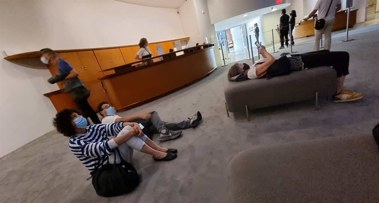 구겐하임미술관 1층. 이곳에 사람들이 누워서 천장을 본다.