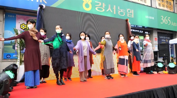 지난 3월 서울 목3동깨비시장에서 열린 <목동워커스영화제> 개막식 축하 공연에 나선 춤의학교(대표 최보결) 춤꾼들. 나는 왼쪽에서 두 번째로 서있다.
