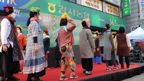 지난 3월 서울 목3동깨비시장에서 열린 <목동워커스영화제> 개막식 축하 공연에 나선 춤의학교(대표 최보결) 춤꾼들. 
