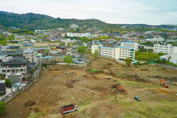 13일 '이건희 기증관'(가칭)이 들어설 송현동 부지(서울 종로구 송현동)에서 관계자들이 정리 작업을 하고 있다. 서울시는 '이건희 기증관' 건립이 본격적으로 착수되기 전인 2024년 상반기까지 3만6천642㎡ 규모의 송현동 부지 전체를 '열린 공간'으로 조성해 시민들에게 임시 개방할 예정이다.