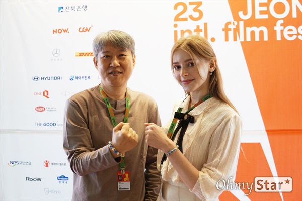  단편 영화 <선산>으로 전주국제영화제 코리안시네마 부문에 초청된 정형석 감독(왼쪽)과 올레나 시도르추크(Olena  Sydorchuk)
