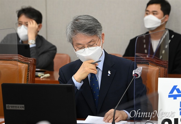 4월 29일 서울 여의도 국회에서 열린 운영위원회에서 무소속 민형배 위원이 자리하고 있다. 이날 운영위는 국민의힘이 불참한채 개최됐다. 이날 운영위는 국민의힘이 불참한채 중대범죄수사청(중수청) 발족 논의를 위한 사법개혁특별위원회(사개특위)를 국회 특위로 설치하는 결의안이 의결됐다.