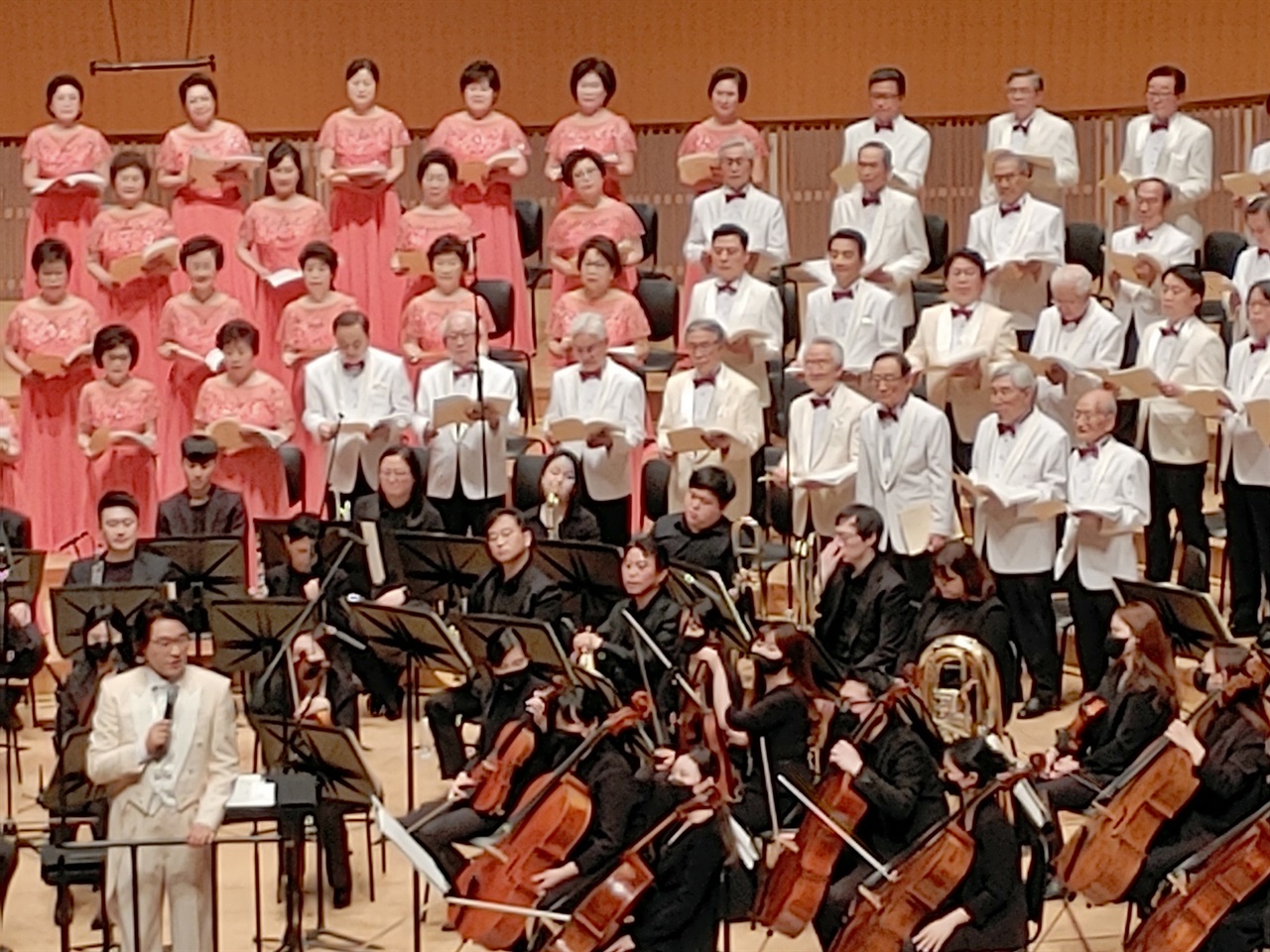  마무리 인사중인 김상경 지휘자가 맨 아랫줄 오른쪽 끝에서 세번째 96세 단원을 소개해주었다. 