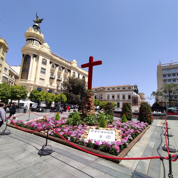뗀디야스 광장에 설치된 꽃 십자가