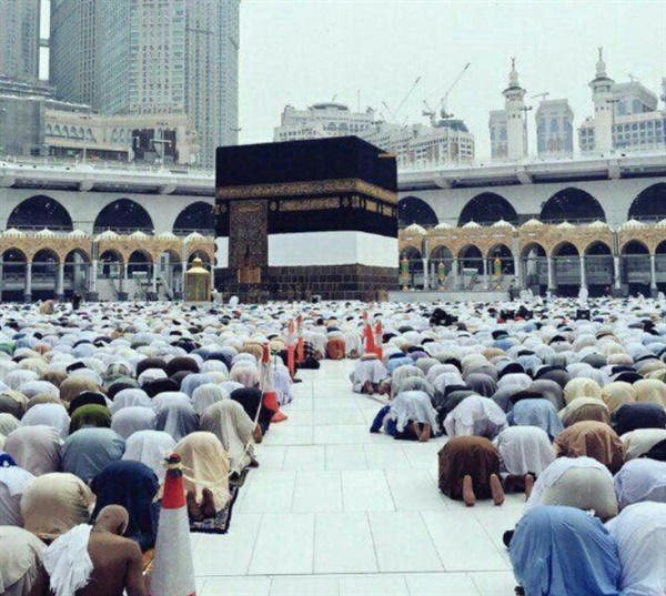 이슬람교의 중심은 메카의 카바 신전이다. 전 세계의 무슬림들은 카바 신전을 향해 하루 5차례 기도 드린다. 하지 순례 때 카바 신전 앞에서 기도 드리는 것은 무슬림의 영광이다. 