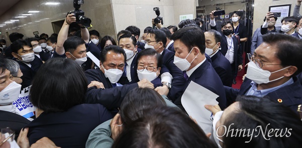 박병석 국회의장이 30일 국민의힘 의원들의 반발 속에 검찰청법 개정안 표결 처리를 위한 본회의에 참석하고 있다. 