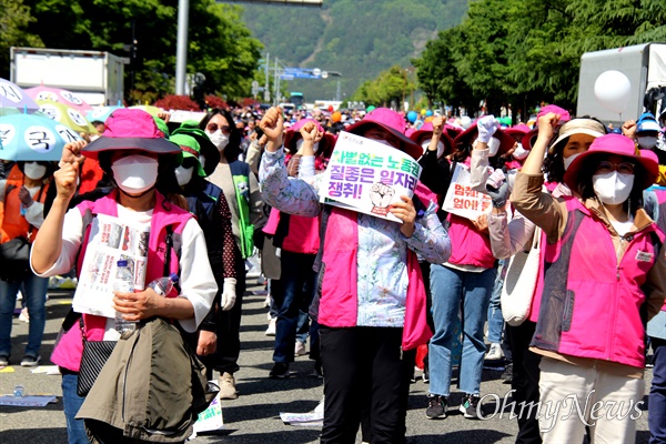  5월 1일 창원 중앙대로에서 열린 "2022년 세계노동절 기념 경남노동자대회".