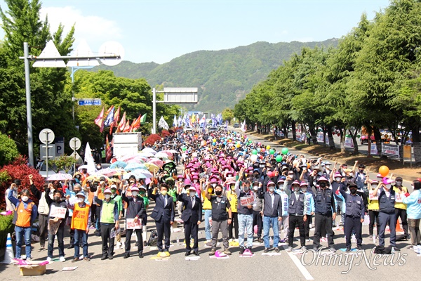 5월 1일 창원 중앙대로에서 열린 "2022년 세계노동절 기념 경남노동자대회".