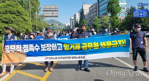  민주노총 민주일반연맹 (경남)일반노동조합은 5월 1일 오후 경남도청 정문 맞은편 도로에서 세계노동절 집회를 열었다.