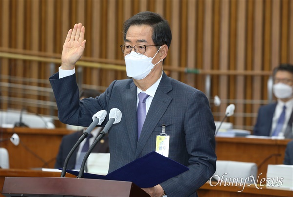 한덕수 국무총리 후보자가 2일 오전 서울 여의도 국회에서 열린 인사청문회에서 선서를 하고 있다.
