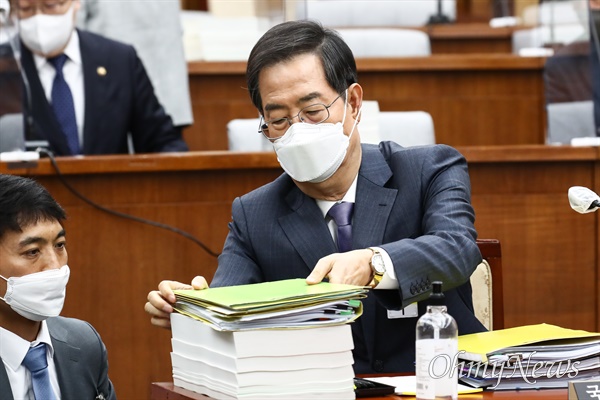  한덕수 국무총리 후보자가 2일 국회에서 열린 인사청문특별위원회에 참석해 자료를 정리하고 있다.