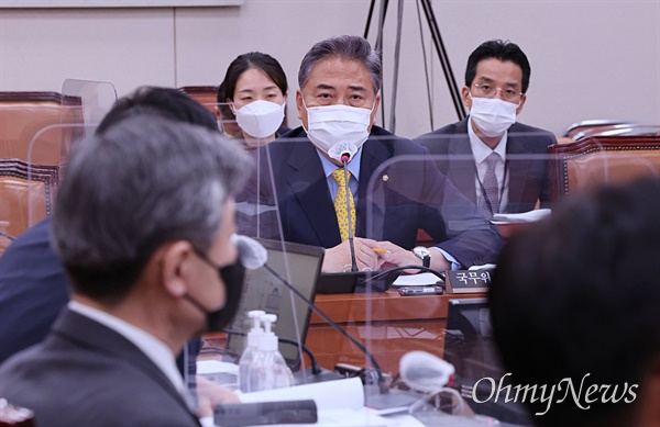  박진 외교부 장관 후보자가 2일 국회에서 열린 인사청문회에서 의원들의 질의에 답변하고 있다.