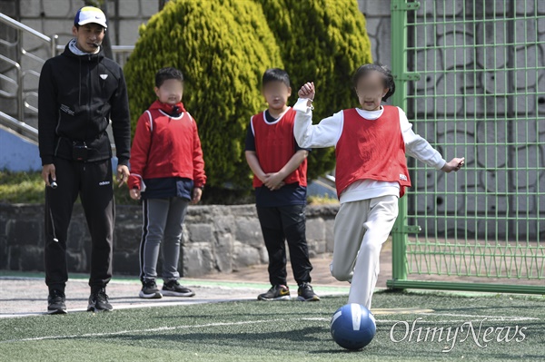 실외 체육수업 마스크 착용 의무가 해제된 지난해 5월 2일 서울 광진구 광장초등학교 학생들이 마스크를 벗고 체육 활동을 하는 모습(자료사진).