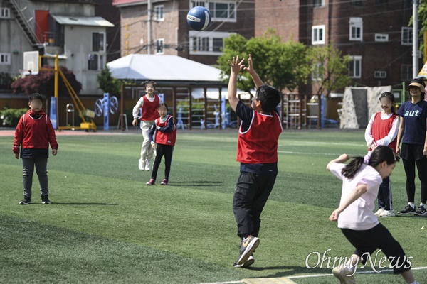 실외 체육수업 마스크 착용 의무가 해제된 2일 서울 한 초등학교 학생들이 체육활동을 하고 있다. 