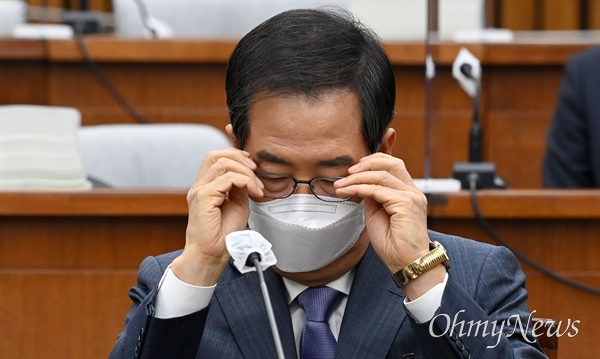 한덕수 국무총리 후보자가 2일 서울 여의도 국회에서 열린 인사청문회에서 안경을 고쳐쓰고 있다.