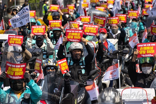 민주노총 배달플랫폼지부 배달노동자 300 여명이 5월 2일 오후 서울 송파구 배달의민족을 운영하는 우아한형제들 앞에서 '배달료 거리 깎기 중단' 촉구 집회 및 오토바이 행진을 하고 있다.