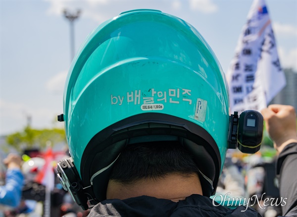 지난해 5월 2일 민주노총 배달플랫폼지부 배달노동자 300 여명이 서울 송파구 배달의민족을 운영하는 우아한형제들 앞에서 '배달료 거리 깎기 중단' 촉구 집회 및 오토바이 행진을 하고 있다.