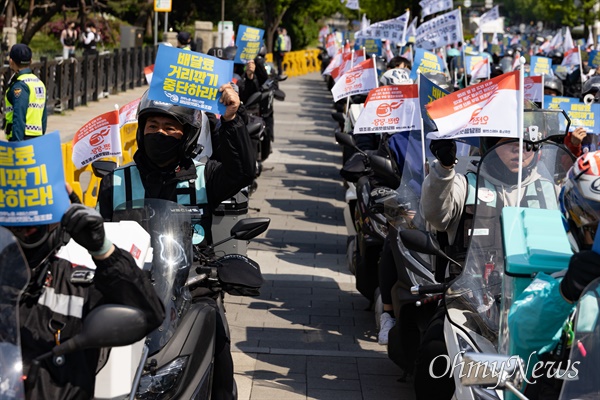 지난해 5월 2일, 서울 송파구 배달의민족을 운영하는 우아한형제들 앞에서 민주노총 배달플랫폼지부 배달노동자 300 여명이 '배달료 거리 깎기 중단' 촉구 집회 및 오토바이 행진을 하는 모습.