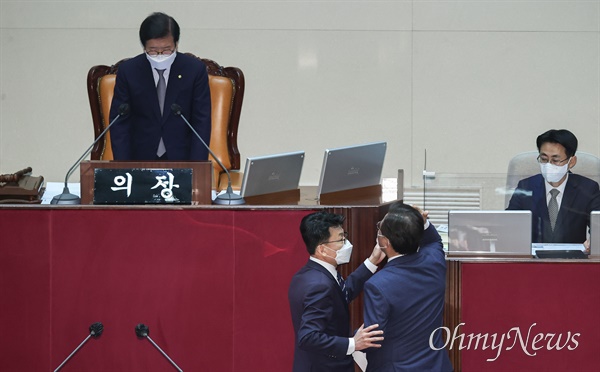 3일 서울 여의도 국회에서 열린 본회의에서 형사소송법 일부개정법률안(대안)이 상정된 가운데 송언석 국민의힘 원내수석부대표가 박병석 국회의장에게 항의하고 있다.