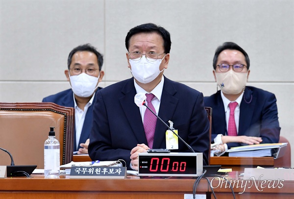 정호영 보건복지부 장관 후보자가 3일 서울 여의도 국회에서 열린 인사청문회에서 의원 질의에 답하고 있다.