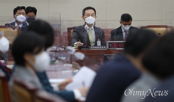  이종호 과학기술정보통신부 장관 후보자가 3일 국회 과방위에서 열린 인사청문회에서 의원들 질의에 답하고 있다.