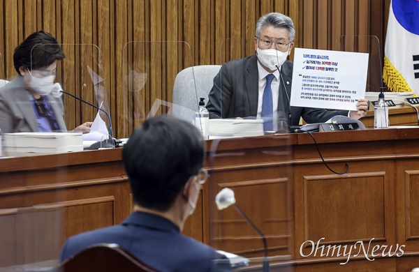 김회재 더불어민주당 의원이 3일 서울 여의도 국회에서 열린 인사청문회에서 한덕수 국무총리 후보자에게 질의하고 있다.