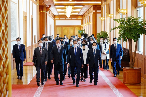 문재인 대통령이 3일 청와대 본관에서 열린 임기 마지막 국무회의에 참석하고 있다.