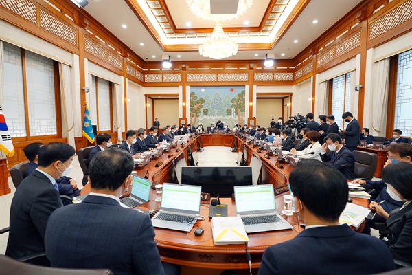 문재인 대통령이 3일 청와대 본관에서 임기 마지막 국무회의를 주재하고 있다.