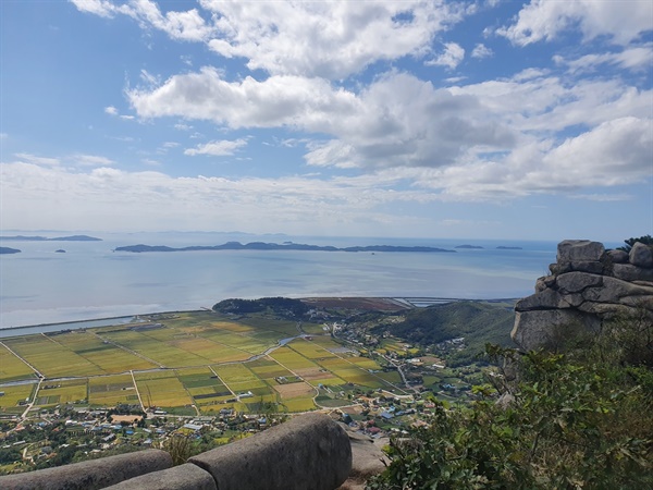 참성단에서 바라본 강화앞바다. 강화에서 가장 높은 산인 마니산에 오르면 탁트힌 경치를 바라 볼 수 있다. 