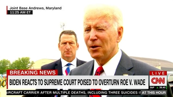미 연방대법원의 로 대 웨이드 판결 기각 결정문 초안에 관한 조 바이든 미 대통령의 인터뷰를 보도하는 CNN 방송 갈무리.