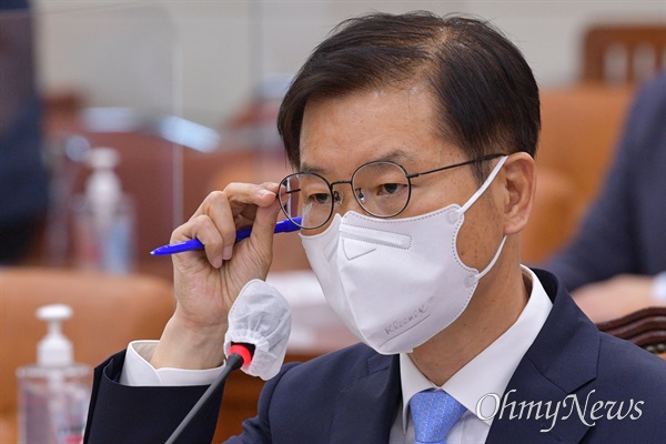 이정식 고용노동부 장관 후보자가 4일 오전 서울 여의도 국회에서 열린 인사청문회에 출석해 안경을 고쳐쓰고 있다.