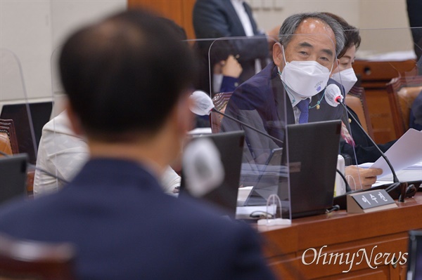  윤준병 더불어민주당 의원이 4일 오전 서울 여의도 국회에서 열린 이정식 고용노동부 장관에 대한 인사청문회에서 청탁금지법 위반과 관련해 질의하고 있다.