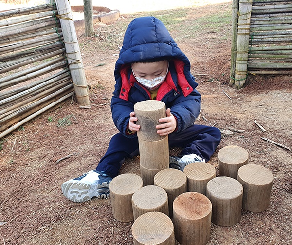 퍼즐 좋아하는 아들을 위해 야외에서 나무 조각 쌓기 놀이를 함께 했다.