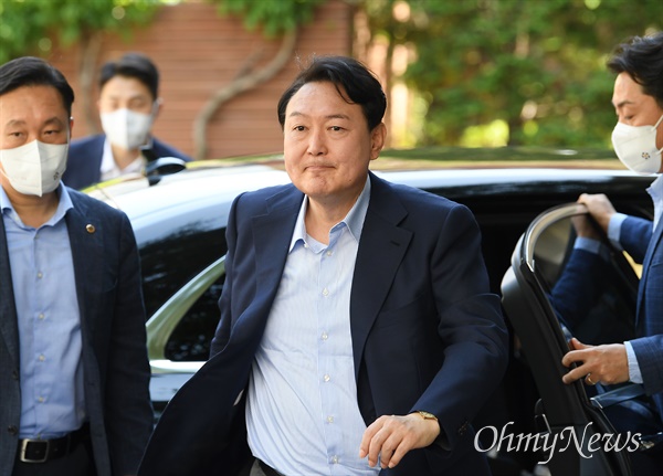 윤석열 대통령 당선인이 5일 오후 서울 종로구 통의동 인수위 사무실로 들어서고 있다.