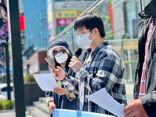 어린이날 100주년을 맞은 지난 5일 충남 천안시 신세계 백화점 앞에서는 어린이와 학생들의 인권 보장을 촉구하는 기자회견이 열렸다. 발언하고 있는 기자회견 참가자. 