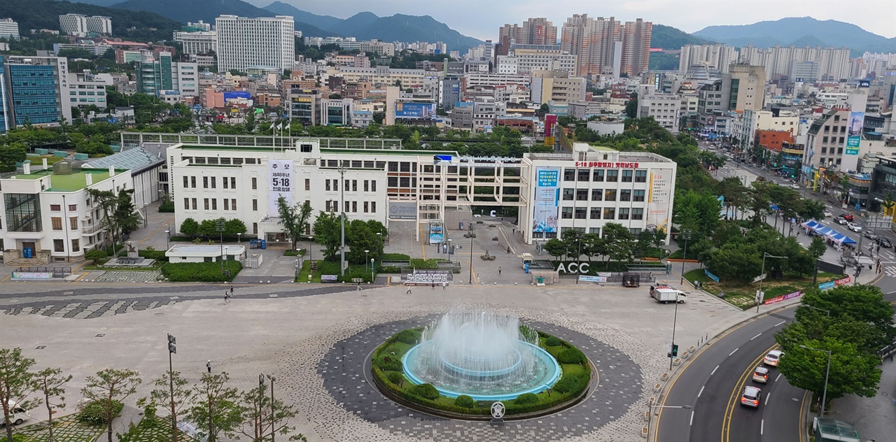 5.18 당시 최후의 현장이었던 옛 전남도청과 민주광장의 분수대 풍경. 5.18을 상징하는 사적지로 지정돼 있다.