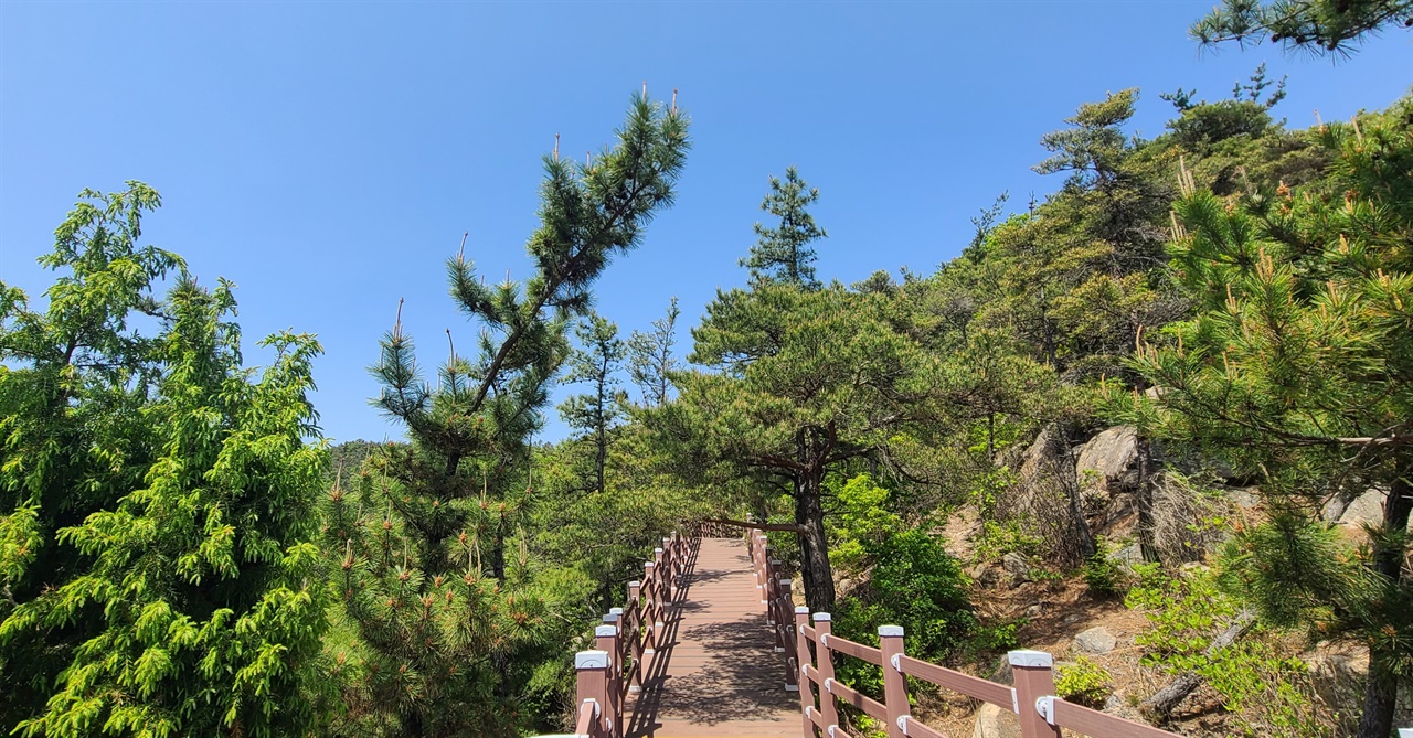 내포사색길   수암산 산허리에 난 둘레길이다. 야자매트와 나무테크로 되어 있어서 걷기 좋다.