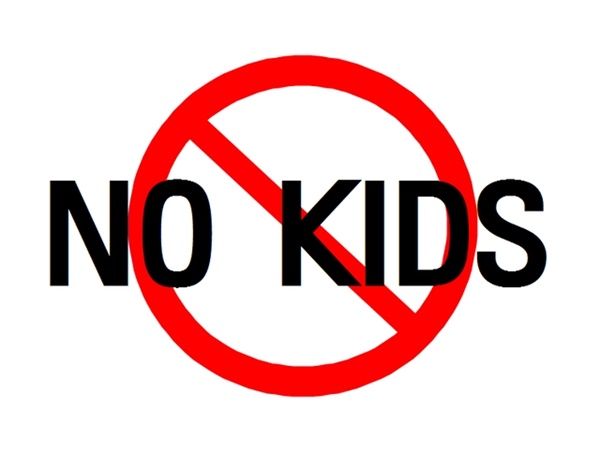 식당이나 카페에서 부모들의 횡포와 아이들의 안전을 목적으로 어린이 손님을 받지 않겠다며 붙이는 문구 