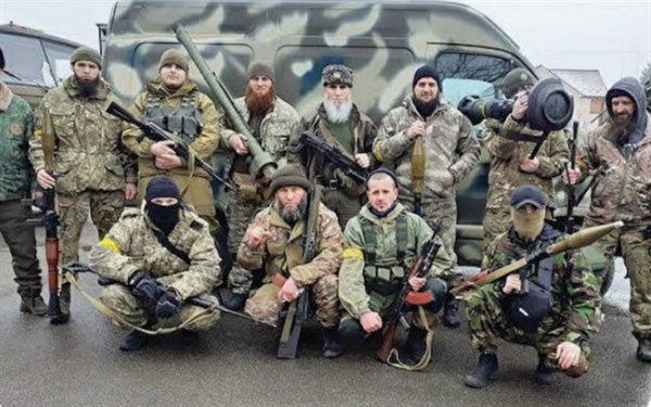 무슬림으로 편성된 체첸의 셰이크 만수르 대대 전사들이 전투에서 러시아 군을 격퇴한 후 포즈를 취하고 있다. 수천 명의 외국 무슬림 전사들이 우크라이나 편에서 참전하고 있다. 
