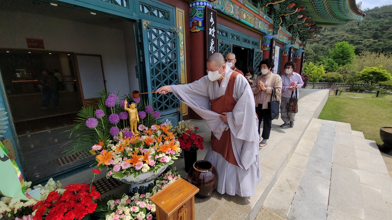 8일, 서산 서광사 대웅전에서 부처님 오신날 봉축법요식이 열렸다. 
