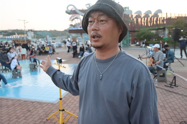 여수밤바다 낭만버스킹 총감독을 맡은 여수청년예술단 이민진 회장

