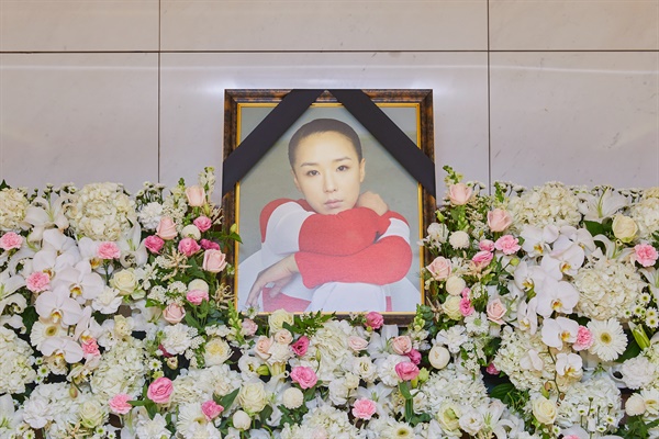  '한국 영화의 큰 별' 고 강수연의 빈소가 8일 오전 서울 강남구 삼성서울병원 장례식장에 차려져있다.