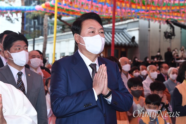 윤석열 대통령 당선인(왼쪽)이 5월 8일 서울 종로구 조계사에서 열린 부처님 오신 날 불기 2566(2022)년 법요식에 참석해 합장하고 있다.