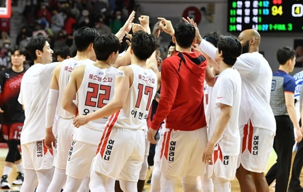  프로농구 서울 SK 선수들이 챔피언 결정전 4차전 승리를 기뻐하고 있다 