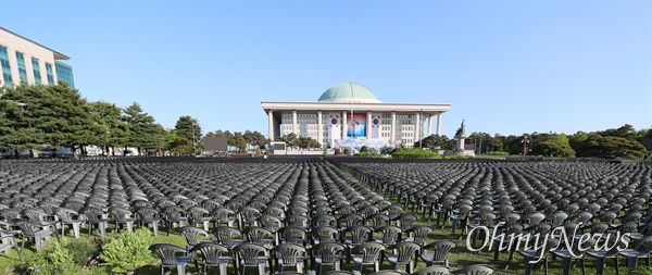 제20대 대통령 취임식을 하루 앞둔 9일 국회 본관 앞에 내빈들을 위한 의자가 마련되어 있다. 