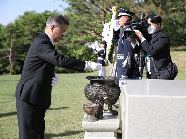 문재인 대통령이 9일 오전 서울 용산구 효창공원 내 백범 김구 묘역에 헌화한 뒤 분향하고 있다. 